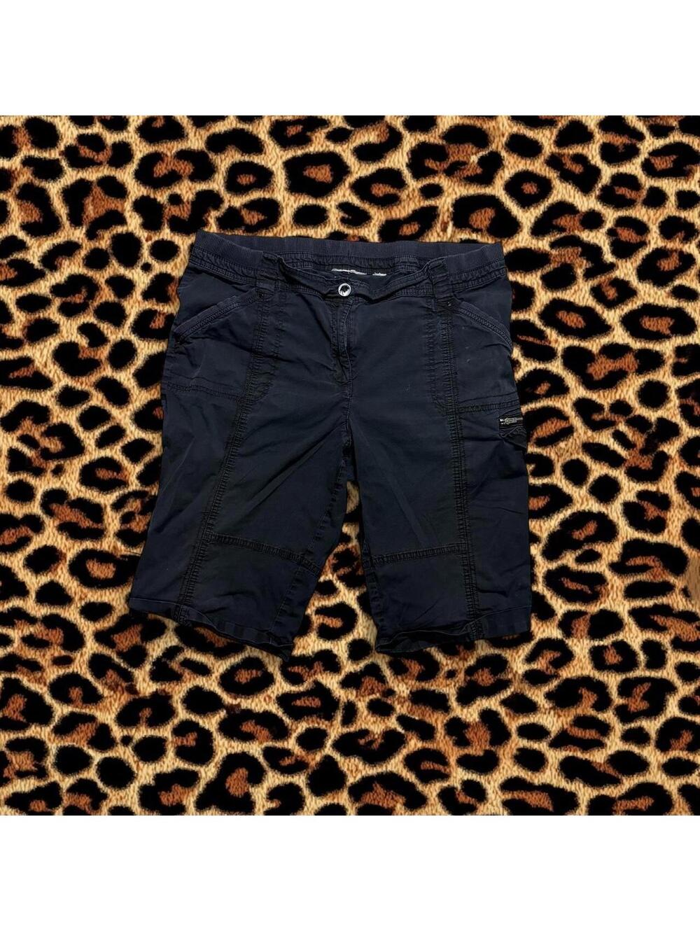 vintage Y2k 2000s Black cargo chico shorts with a zipper pocket.